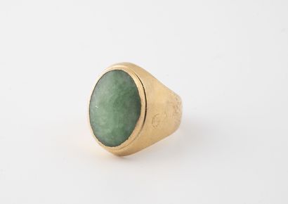 null Bague chevalière en or jaune (750) ornée d'un cabochon de jade vert en serti...