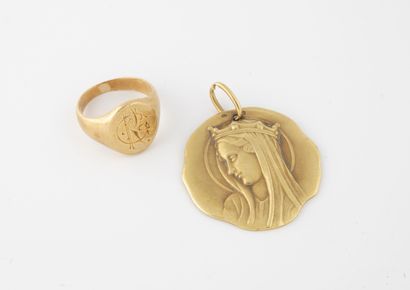 null Lot en or jaune (750) comprenant : 

- Une médaille recto verso avec la Vierge...
