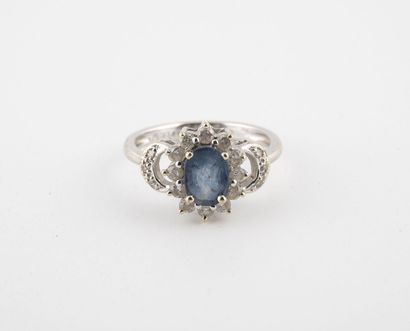 null Bague en or gris (750) centrée d'un saphir ovale facetté en serti griffe dans...