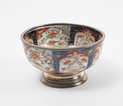 CHINE, XXème siècle Bol en porcelaine blanche à décor Imari, à cerclage et piédouche...