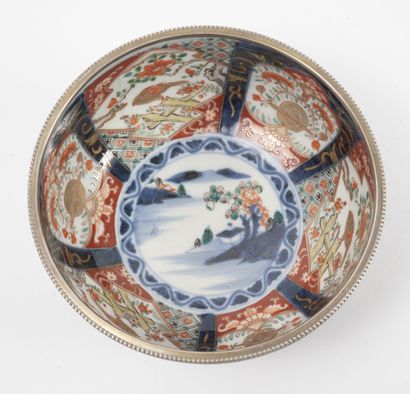 CHINE, XXème siècle Bol en porcelaine blanche à décor Imari, à cerclage et piédouche...