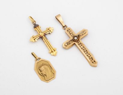 null Lot en or jaune (750) : deux pendentifs croix et une médaille religieuse. 

Poids...