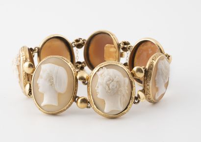  Bracelet articulé en or jaune (750) composé de sept médaillons en camée sur coquillage...