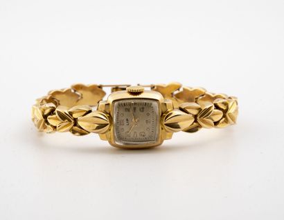 LIP Montre bracelet de dame en or jaune (750). 

Boîtier rectangulaire à épais verre...