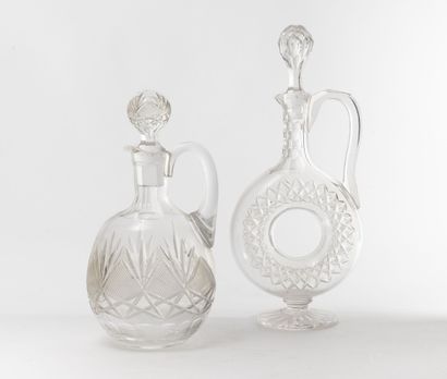 null Large ewer and its stopper.

In cut glass.

H. 31,5 cm.

Scratches and small...