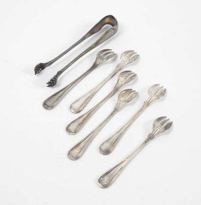 null Lot in silver plated metal including : 

- Twelve oyster forks. 

Hallmark of...