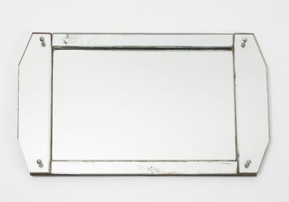 null Serving tray 

In glass with bevelled edge. 

30 x 50 cm. 

Scratches, small...