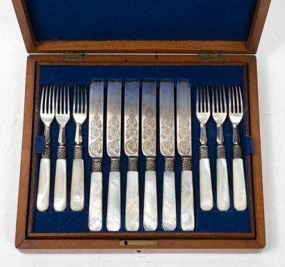 ANGLETERRE, XXème siècle Twelve silver-plated dessert servers, with scales on the...