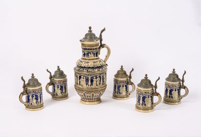 ALLEMAGNE, début du XXème siècle Set of five stoneware drinking mugs and pourer decorated...