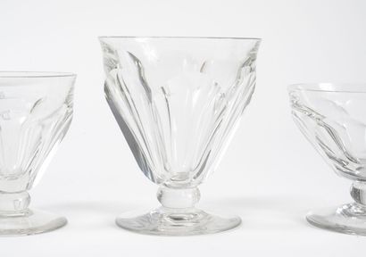 BACCARAT Partie de service de verres en cristal modèle Talleyrand comprenant :

-...