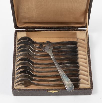 null Lot in silver plated metal including : 

- Twelve oyster forks. 

Hallmark of...