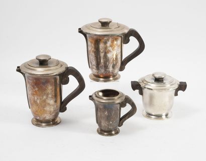 RAVINET DENFERT Tea and coffee set (4 p.) in silver plated metal on circular pedestal.

Handles...
