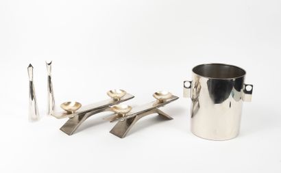 null Lot in silver plated metal including: 

- Two candlesticks ends of table with...