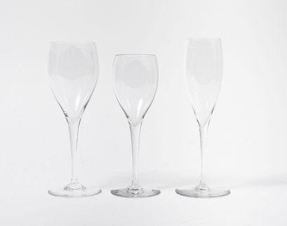 BACCARAT Part of services of crystal stemmed glasses including :

- 8 water glasses.

-...