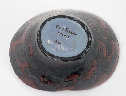 Paul RENOIR (1924) Coupe.

En céramique émaillée noire et coulures rouges.

Signée...