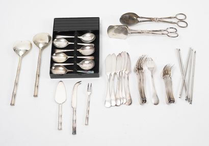 null Lot in silver plated metal:

- Six melon spoons.

Signed BUTLER, England.

Oxidation...