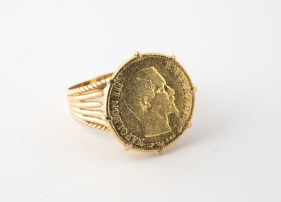 null Bague chevalière en filins d'or jaune (750) ornée d'une pièce de 10 francs or,...