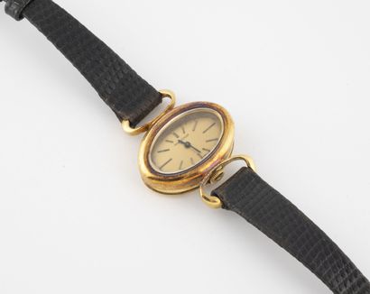 JAEGER-LECOULTRE Montre bracelet de dame modèle étrier. 

Boîtier ovale en or jaune...