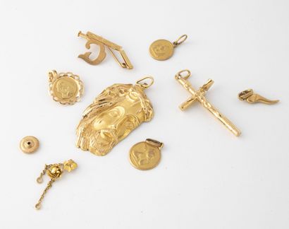 null Lot de débris de médailles, pendentif et boucles d'oreilles en or jaune (750)....