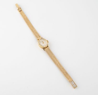 LIP Montre bracelet de dame en or jaune (750). 

Boîtier ovale à lunette estampée.

Cadran...