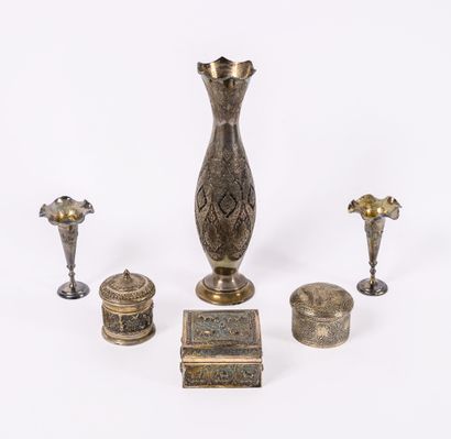 MOYEN ORIENT, XXème siècle Lot d'objets en argent (min. 800) à décors au repoussé...
