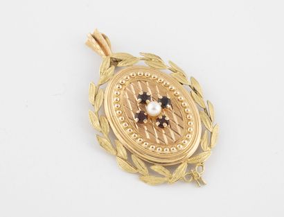 null Pendentif médaillon en or jaune et rose (750) centré d'une perle de culture...