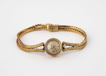 JAEGER LECOULTRE Petite montre bracelet de dame en or jaune (750).

Boîtier rond.

Cadran...