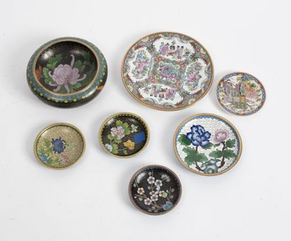 CHINE ou EUROPE, XXème siècle 
Lot de pièces de forme en porcelaine, faïence ou émaux...