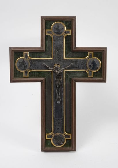 null Crucifix with poly-lobed cross in silvered, engraved and gilded bronze.

Wood...