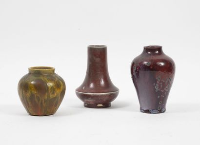 Louis FRANCHET (1869-1940) Lot de deux petits vases en grès émaillé :

- Un en forme...
