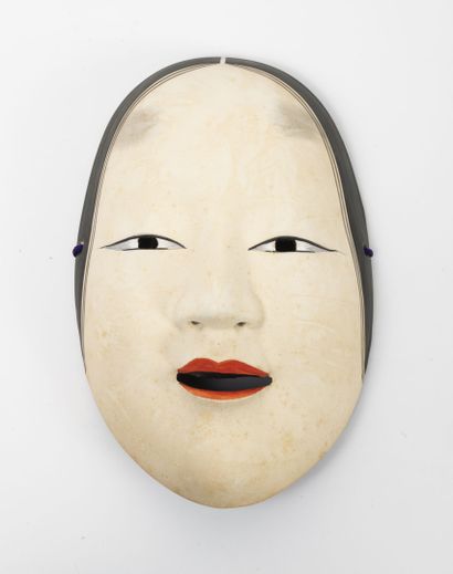JAPON, XXème siècle Noh theater mask featuring a woman made of light painted wood.

21...