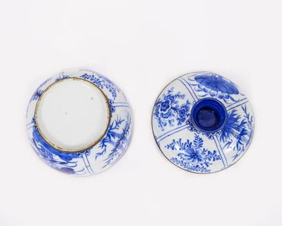 CHINE, Début XXème siècle Pot couvert en porcelaine à décor blanc et bleu de pivoines...