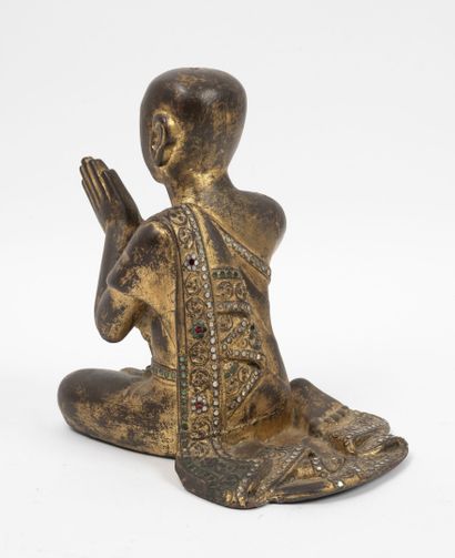 BIRMANIE, début du XXème siècle Kneeling monk in gilded carved wood and decorated...