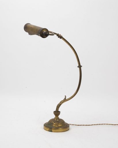 null Lot d'objets en bronze :

- Lampe de table électrifiée.

H. : 45 cm. Taches...