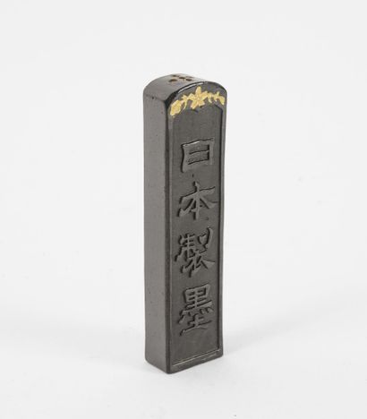 CHINE, XXème siècle - ink stick with calligraphy in relief.

H. : 7.7 cm.

- Small...