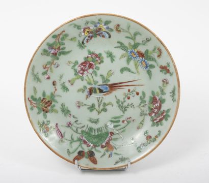 CHINE, Début du XXème siècle. Canton porcelain plate with polychrome decoration of...
