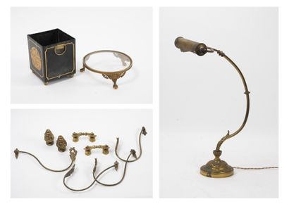 null Lot d'objets en bronze :

- Lampe de table électrifiée.

H. : 45 cm. Taches...