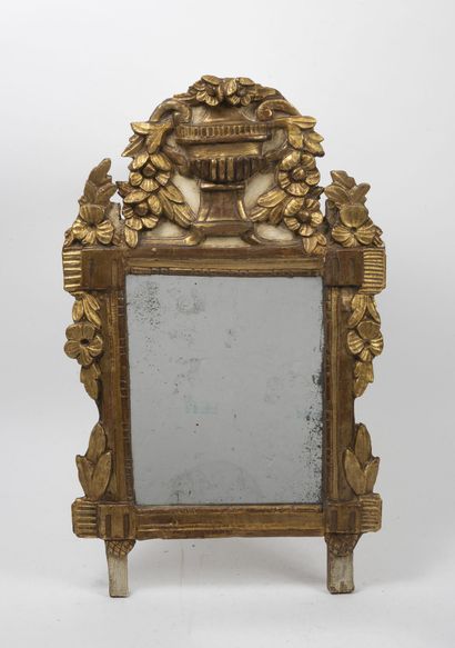 FRANCE, XIXEME SIECLE Small rectangular mirror with pediment in cream lacquered wood...