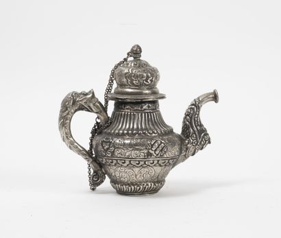 Tibet, début du XXème siècle Silver plated metal teapot with arabesque decoration...
