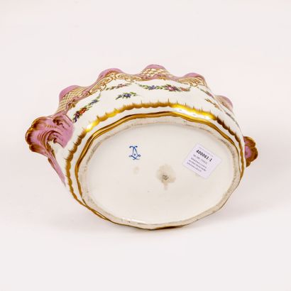 Dans le goût de SÈVRES Rafraîchissoir à verres en porcelaine à décor polychrome de...