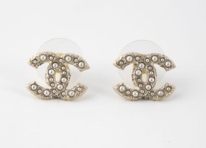 CHANEL Pair of earrings signed in gold metal enhanced with small white fantasy pearls.

Signed...