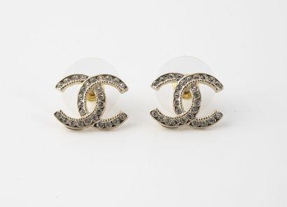 CHANEL Pair of earrings signed by the house in gold metal enhanced with rhinestones.

Signed...