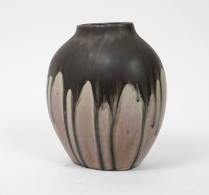 null Vase en grès porcelainique de section ovale à fond plat et col resserré, à décor...