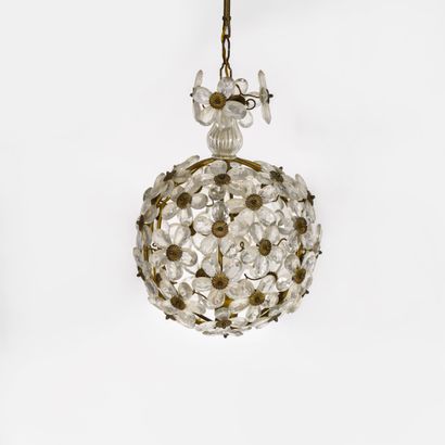 Dans le goût de la Maison BAGUES Ball chandelier decorated with flowers.

In faceted...