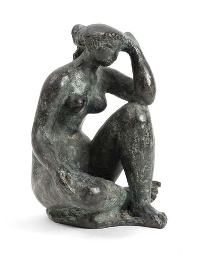 D'après Antoniucci Volti (1915-1989) 
Femme assise.



Épreuve en bronze à patine...