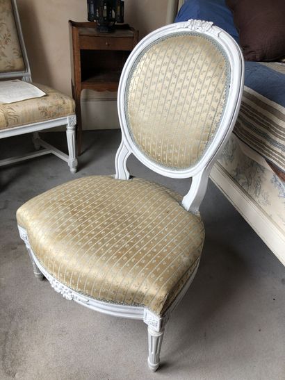 null Deux chaises en bois mouluré et relaqué blanc, époque Louis XVI :

- une de...