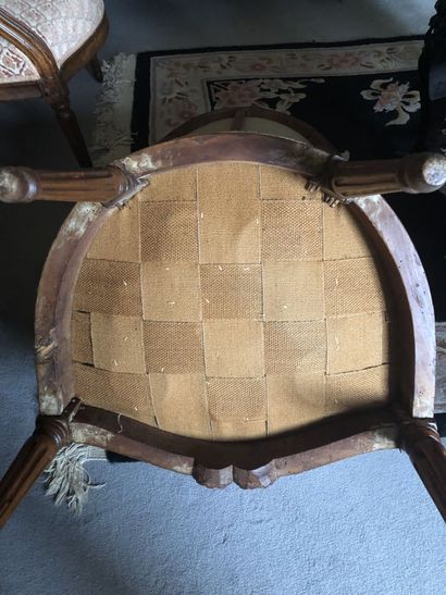 null Deux fauteuils en cabriolet en bois naturel mouluré, époque Louis XVI :

- un...