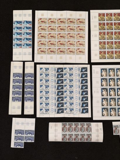 France Quelques planches et parties de planches de timbres, dont Fusée Diamant 1965,...