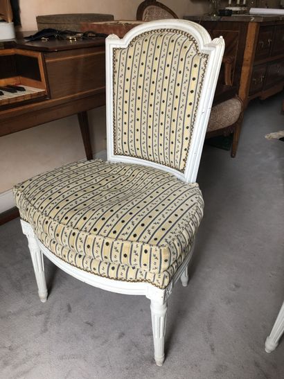 null Deux chaises en bois mouluré et relaqué blanc, époque Louis XVI :

- une de...