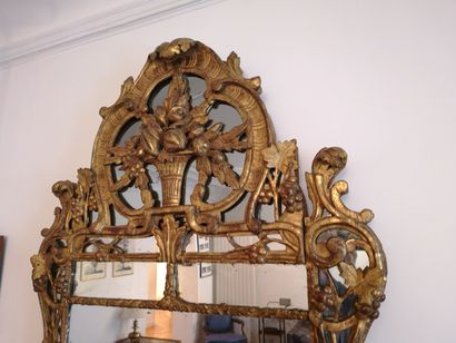 PROVENCE, XVIIIème siècle. Miroir à parecloses et à fronton, dit de Beaucaire, en...